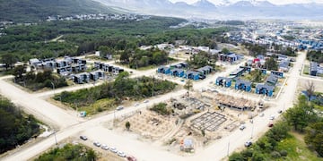 Leticia Hernández recorrió la construcción de viviendas en el barrio de Ushuaia.