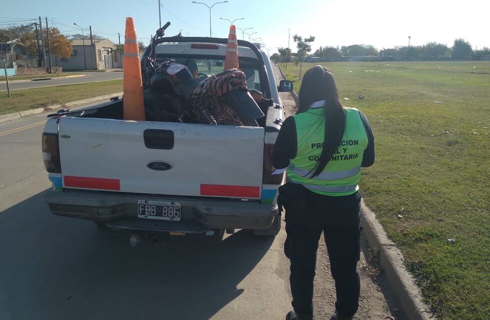 Circulaba sin casco ni papeles y le retuvieron la moto