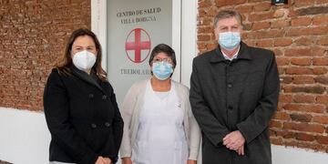 La médica del lugar, flanqueada por la intendenta y el gobernador (APN)