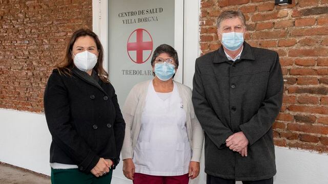 La médica del lugar, flanqueada por la intendenta y el gobernador (APN)