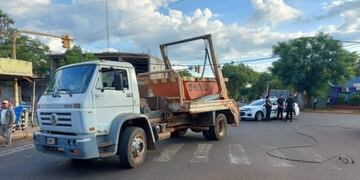 Camión enganchó unos cables y dejó sin luz a toda una zona de Posadas.