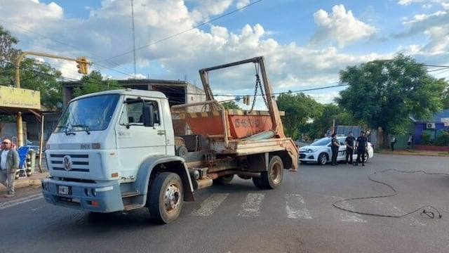 Camión enganchó unos cables y dejó sin luz a toda una zona de Posadas.