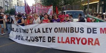 La Izquierda de Córdoba marchó contra la Ley Ómnibus.