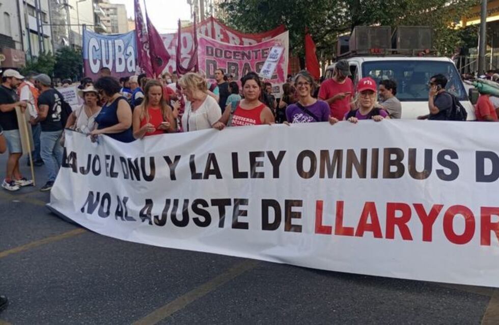 “La casta está de fiesta”: la Izquierda de Córdoba convocó a una marcha contra la Ley Ómnibus