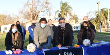 Luis Castellano firmó un convenio con el club Peñarol