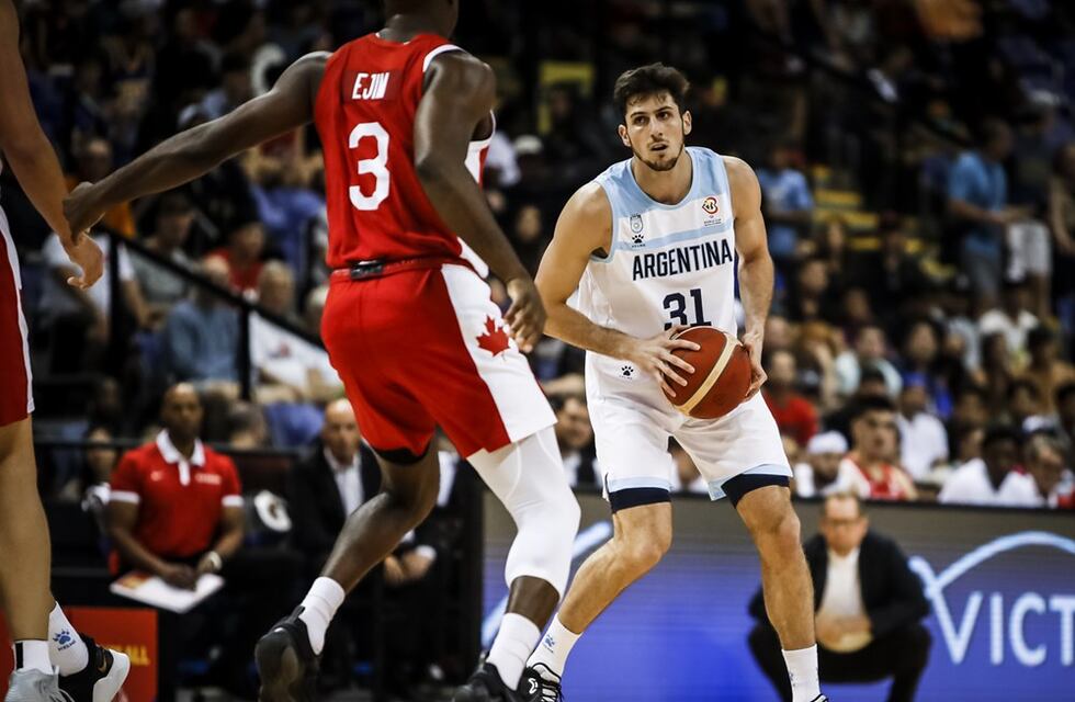 Leandro Bolmaro marcó 5 puntos en la derrota de Argentina ante Canadá por ventana FIBA y hoy recibe a Bahamas