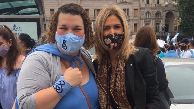 Dina Rezinovsky y Viviana Canosa en la marcha a favor de las dos vidas (Foto: @dinarezi)