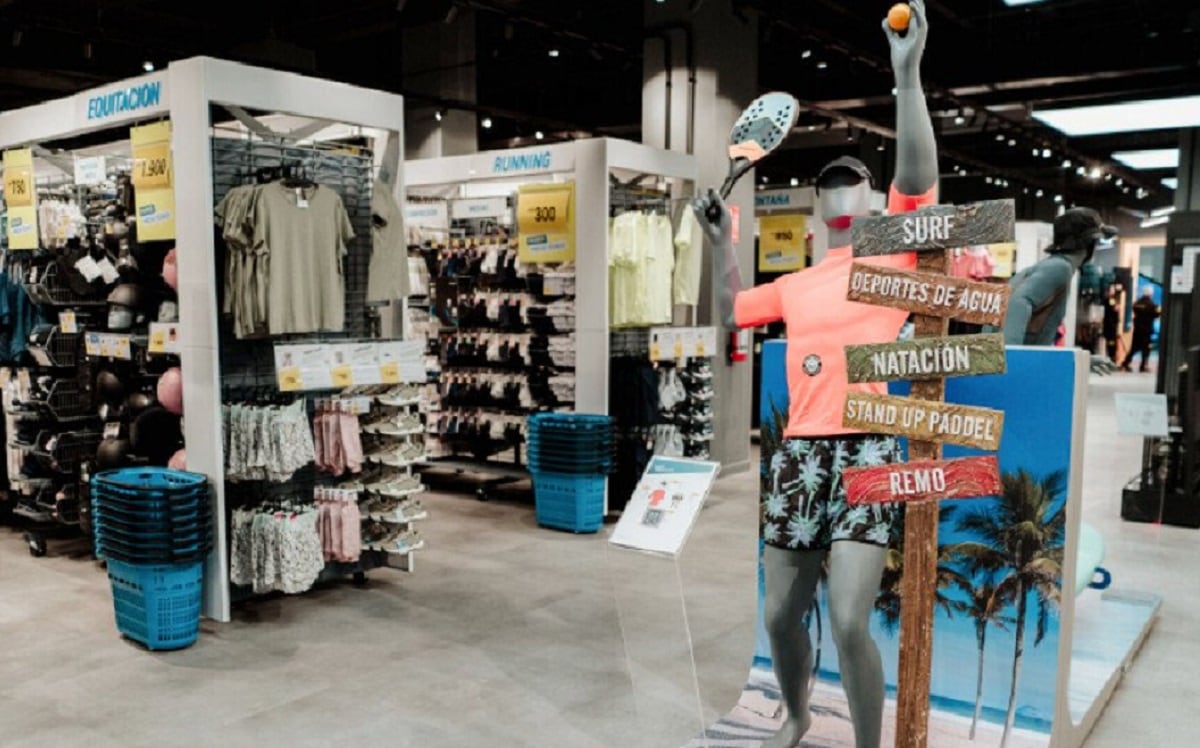 Decathlon ofrece indumentaria e implementos deportivos.