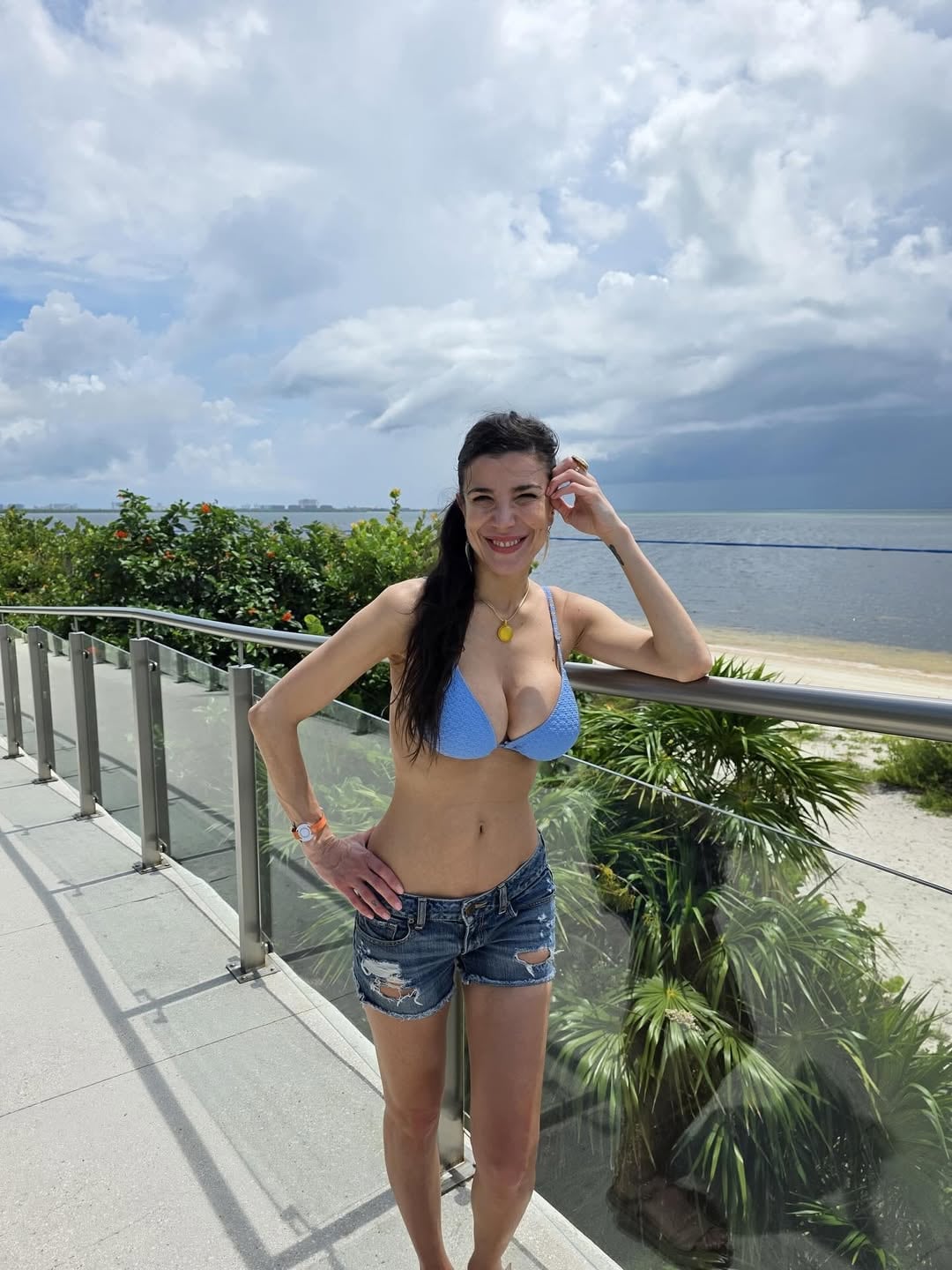 Andrea Rincón conquistó Cancún al natural y con una microbikini celeste que reveló todas sus curvas