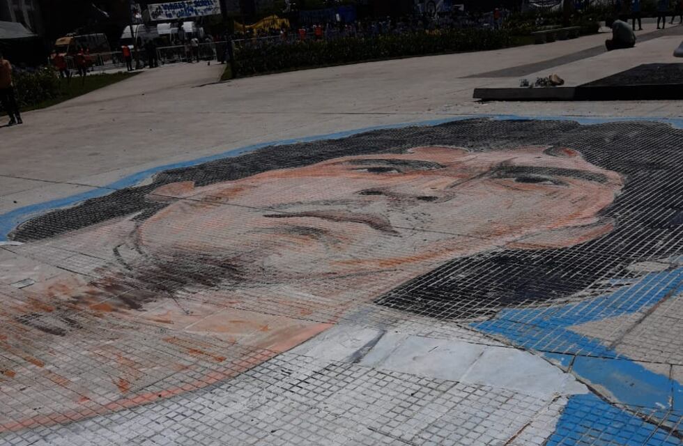 Impresionante mural en Plaza de Mayo y miles de banderas en la Casa Rosada: postales de la despedida de Diego Maradona