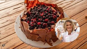 La receta de Maru Botana para hacer una deliciosa torta de chocolate amargo y frutos rojos