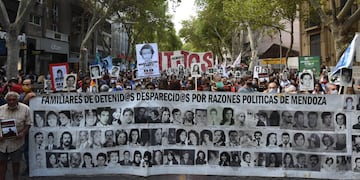 La masiva marcha para conmemorar el Dia de la Memoria fue encabazada por la agrupación HIJOS. Mariana Villa / Los Andes