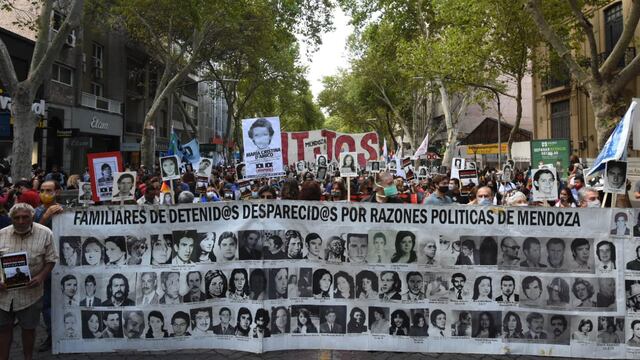 La masiva marcha para conmemorar el Dia de la Memoria fue encabazada por la agrupación HIJOS. Mariana Villa / Los Andes