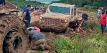 Fue necesario un tractor para sacar el vehículo pero el camino era imposible de recorrer hasta su destino