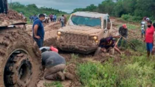Fue necesario un tractor para sacar el vehículo pero el camino era imposible de recorrer hasta su destino