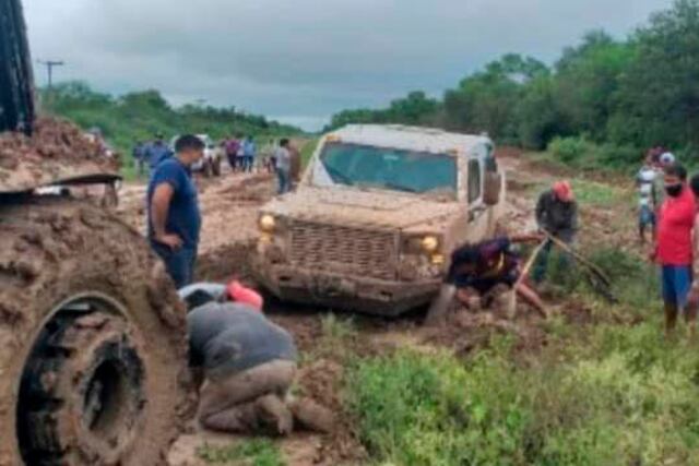 Fue necesario un tractor para sacar el vehículo pero el camino era imposible de recorrer hasta su destino