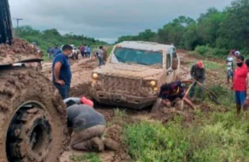 Después de dos meses enviaron una banca móvil pero quedó empantanada en el camino