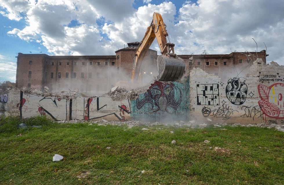 Comenzaron los trabajos de demolición en la excárcel de Encausados
