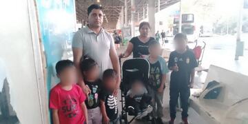Una familia se quedó sin casa por el temporal en Bahía Blanca y ahora duermen en la Terminal de La Plata.