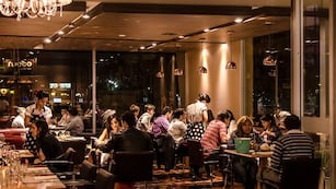 Lo que sorprende al New York Times: por qué los bares están llenos, con una inflación que no da respiro