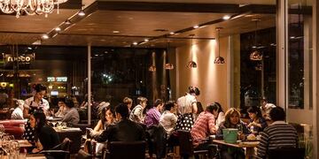 Lo que sorprende al New York Times: por qué los bares están llenos, con una inflación que no da respiro