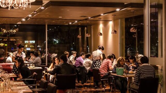 Lo que sorprende al New York Times: por qué los bares están llenos, con una inflación que no da respiro