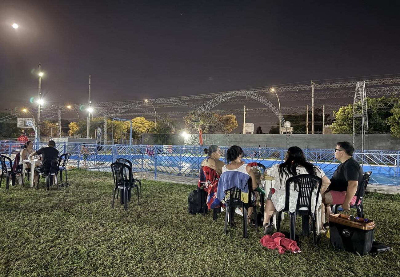 Un club ofrece una pileta nocturna en Córdoba.