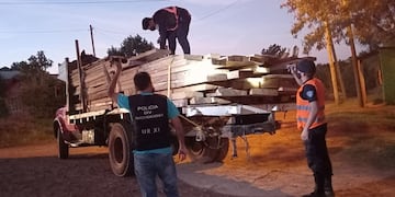Efectivos policiales lograron interceptar un camión que transportaba madera nativa.