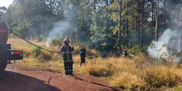 Los bomberos trabajaron arduamente para evitar la propagación del incendio.