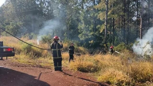 Los bomberos trabajaron arduamente para evitar la propagación del incendio.