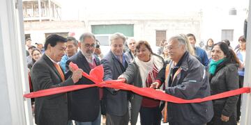 Funcionarios y responsables de organizaciones "mascoteras" de la ciudad, en el acto inaugural de un quirófano dedicado a la castración de perros y gatos, en Alto Comedero.