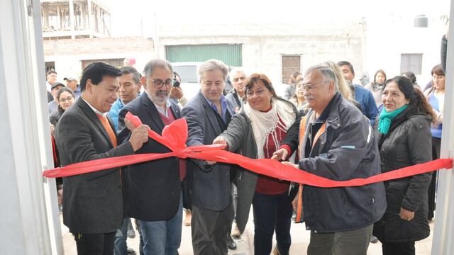 Funcionarios y responsables de organizaciones "mascoteras" de la ciudad, en el acto inaugural de un quirófano dedicado a la castración de perros y gatos, en Alto Comedero.