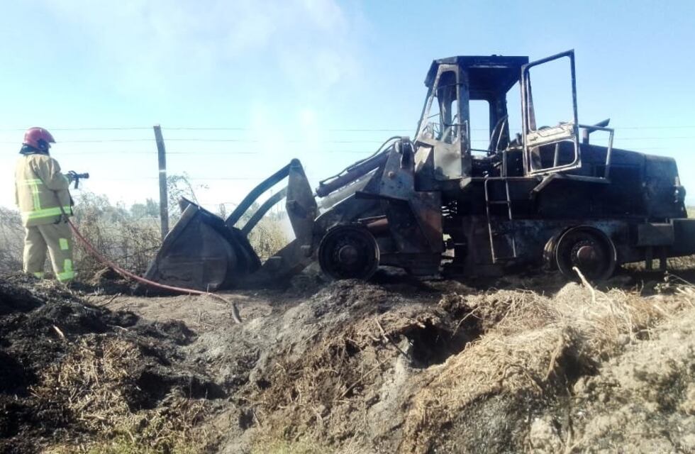 Pocito: una máquina cargadora se incendió completamente mientras un hombre realizaba trabajos en su finca