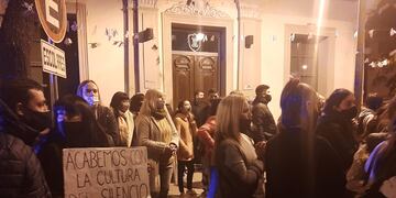 Los carteles reclamando Justicia en el caso del presunto abuso sexual a una niña de 7 años, del segundo grado del Colegio San José de Rafaela