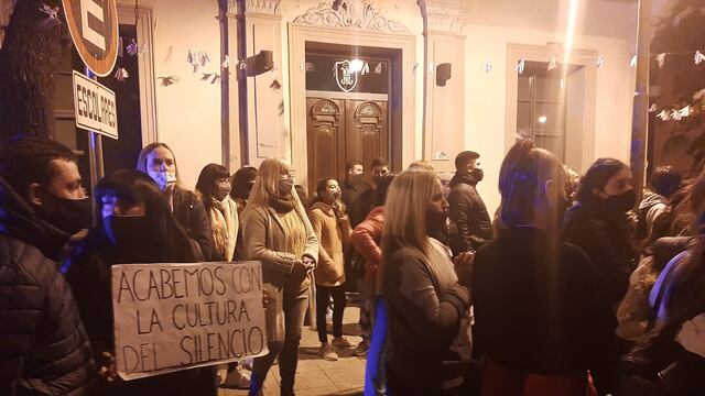 Los carteles reclamando Justicia en el caso del presunto abuso sexual a una niña de 7 años, del segundo grado del Colegio San José de Rafaela