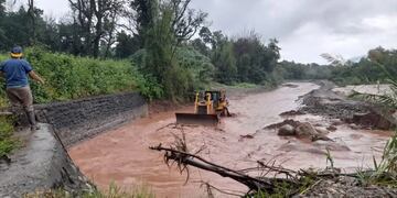 Las copiosas lluvias de las últimas semanas provocan crecidas en ríos y arroyos, y cortes en rutas en distintas regiones de Jujuy.