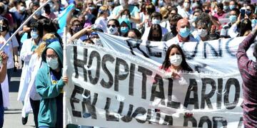 Personal de salud de Río Negro se manifiesta por un aumento de sueldo.