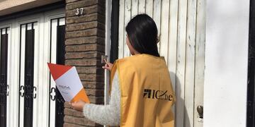 Relevamiento socioeconómico: toman los datos en las casas de rafaelinos.