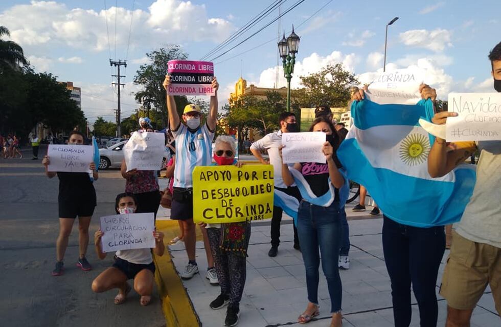 En el mástil municipal de la ciudad de Formosa algunos ciudadanos acompañaron a clorindenses