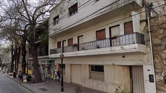 Las llamas se originaron en la planta baja.