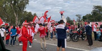 Varias personas se reunieron en la Autovía 19 para esperar la salida de los futbolistas y el cuerpo técnico rojiblanco. (@fedegaido2)