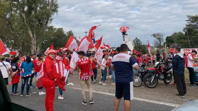 Varias personas se reunieron en la Autovía 19 para esperar la salida de los futbolistas y el cuerpo técnico rojiblanco. (@fedegaido2)