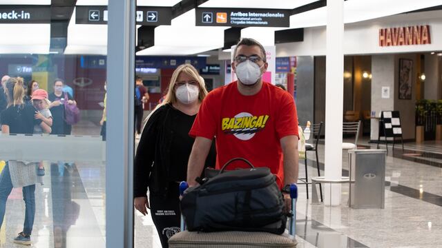 Desde el Gobierno reducen la frecuencia de vuelos desde el exterior, pero no prevén cerrar las fronteras (Foto: Clarín)