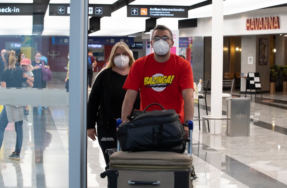 Desde el Gobierno reducen la frecuencia de vuelos desde el exterior, pero no prevén cerrar las fronteras