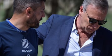 El DT de Talleres, Javier Gandolfi, con el presidente Andrés Fassi. (Foto: Ramiro Pereyra)