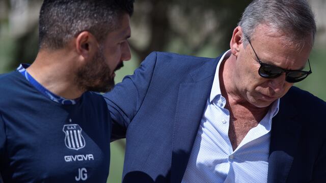 El DT de Talleres, Javier Gandolfi, con el presidente Andrés Fassi. (Foto: Ramiro Pereyra)