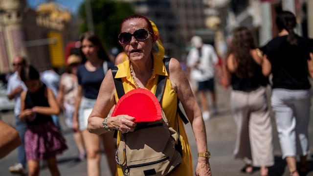 En esta imagen de archivo, una mujer se abanica en una calle de Madrid, el 10 de julio de 2023. Un nuevo estudio concluyó que las intensas y letales olas de calor que azotan gran parte del planeta podrían no haber ocurrido sin el cambio climático. (AP Foto/Manu Fernández, archivo)