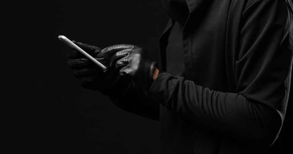 Extorsionaba por miles de dólares para no mostrar fotos íntimas a su esposa y compañeros de trabajo en Córdoba.