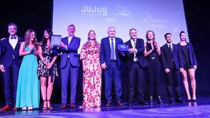 El gobernador Gerardo Morales, junto a funcionarios del Ministerio de Cultura y Turismo de Jujuy, al recibir los Premios Bitácora en Buenos Aires.