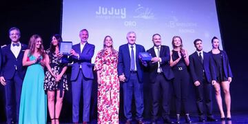 El gobernador Gerardo Morales, junto a funcionarios del Ministerio de Cultura y Turismo de Jujuy, al recibir los Premios Bitácora en Buenos Aires.